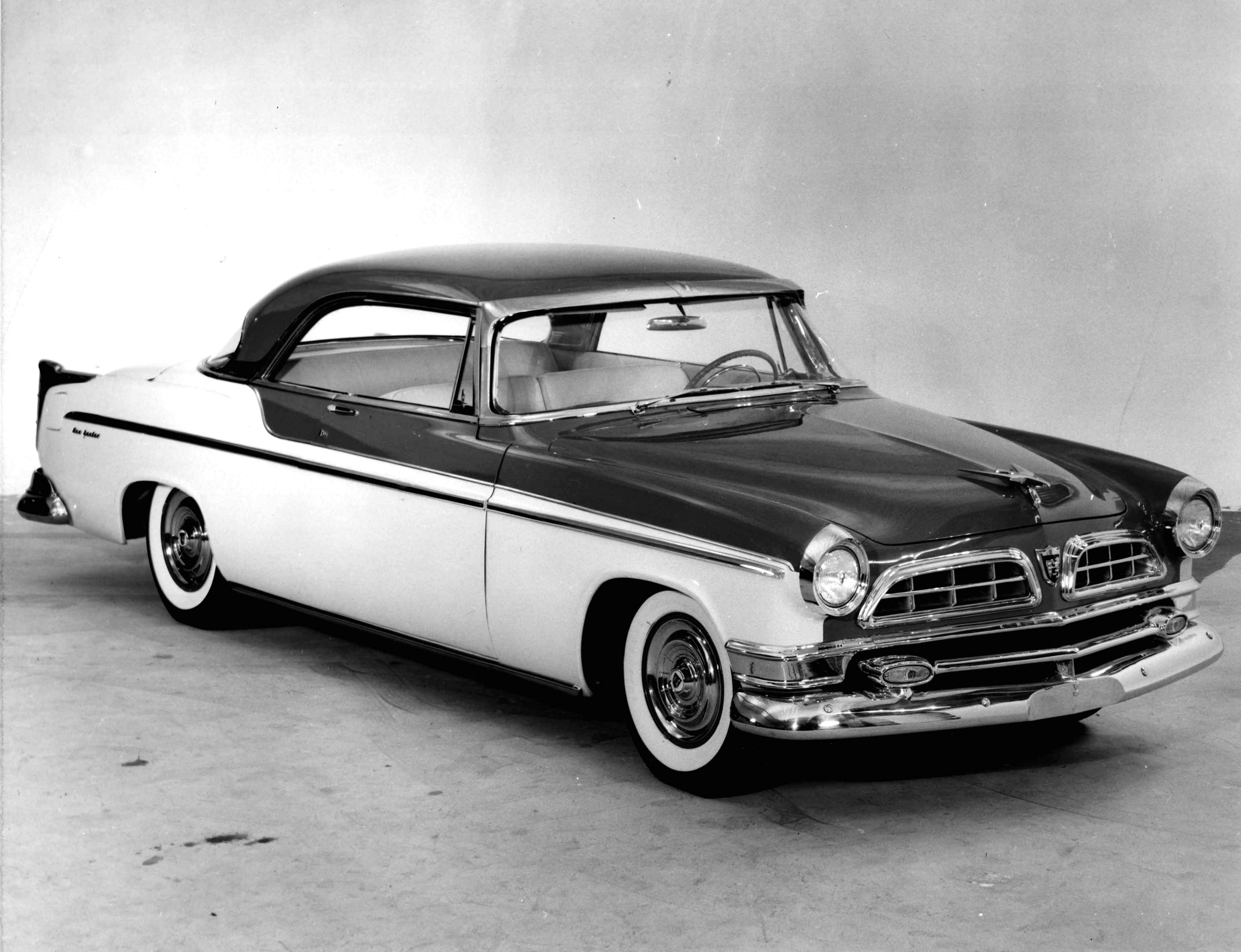 1955_Chrysler_New_Yorker_DeLuxe_Newport