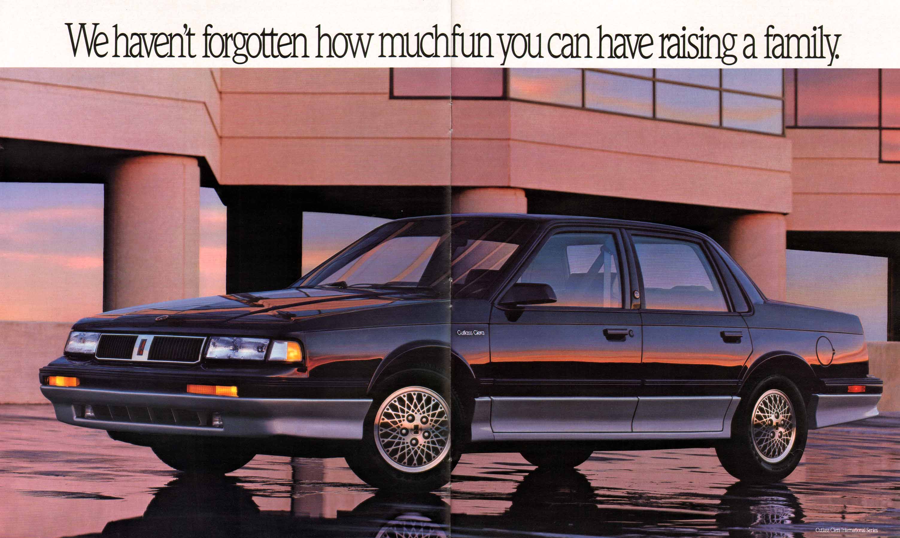 1990_Oldsmobile_Cutlass_Prestige-24-25