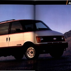 1990 Chevrolet Trucks Brochure Vol. 1 30-31