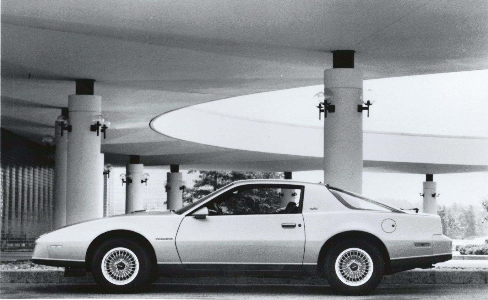 1983_Pontiac_Firebird_SE_-_Press_Photo-01